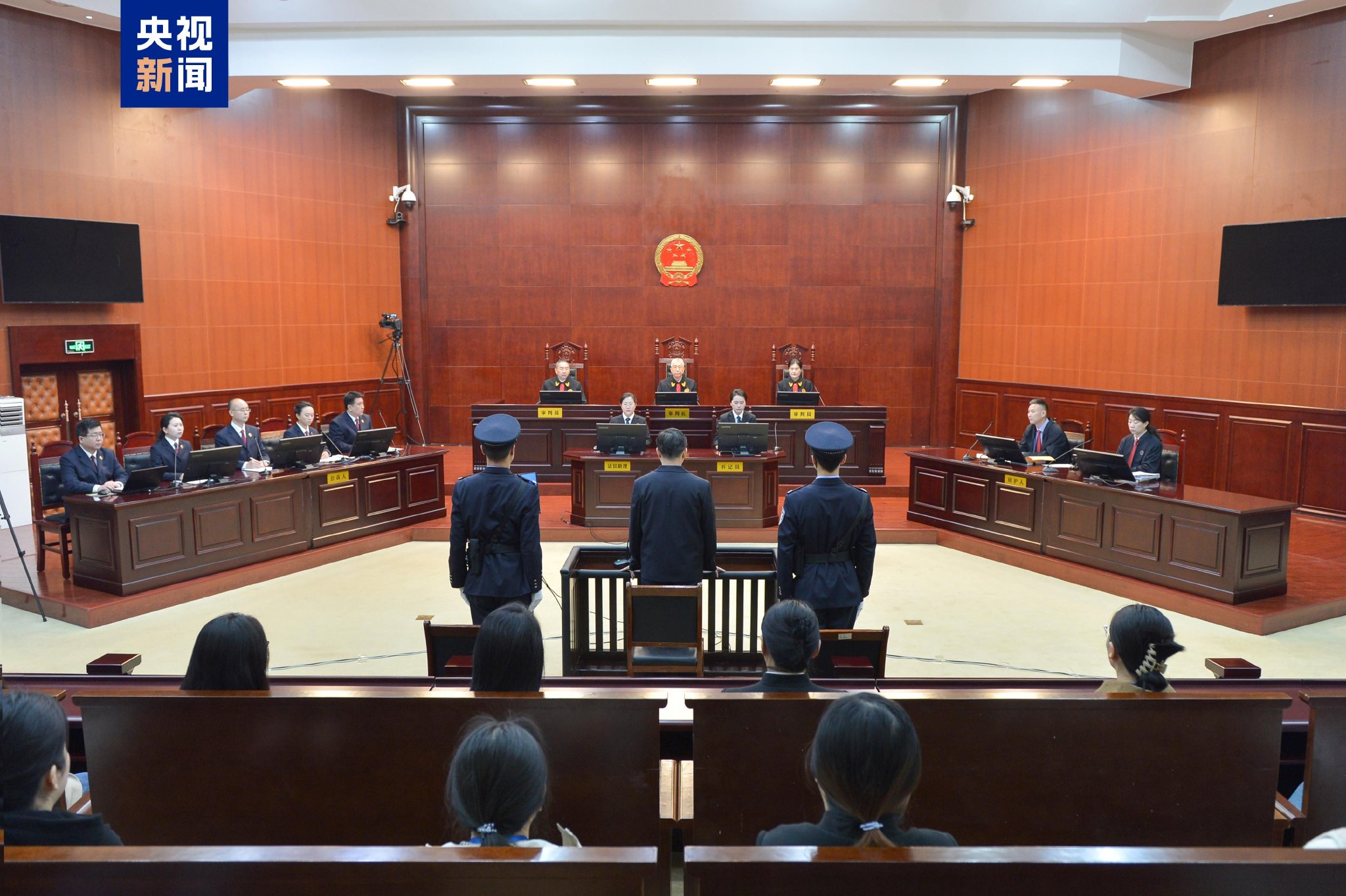 被控非法收受财物613万余元，南方电网原纪检监察组组长龙飞受贿案一审开庭