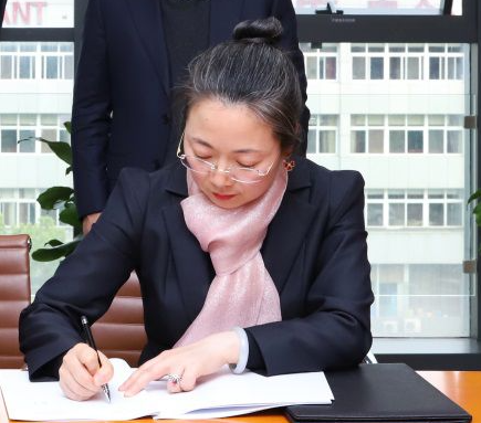 海康威视财务总监金艳硕士学历年薪230万，薪酬仅比大华股份CFO徐巧芬高10%，但海康营收净利市值远高于大华